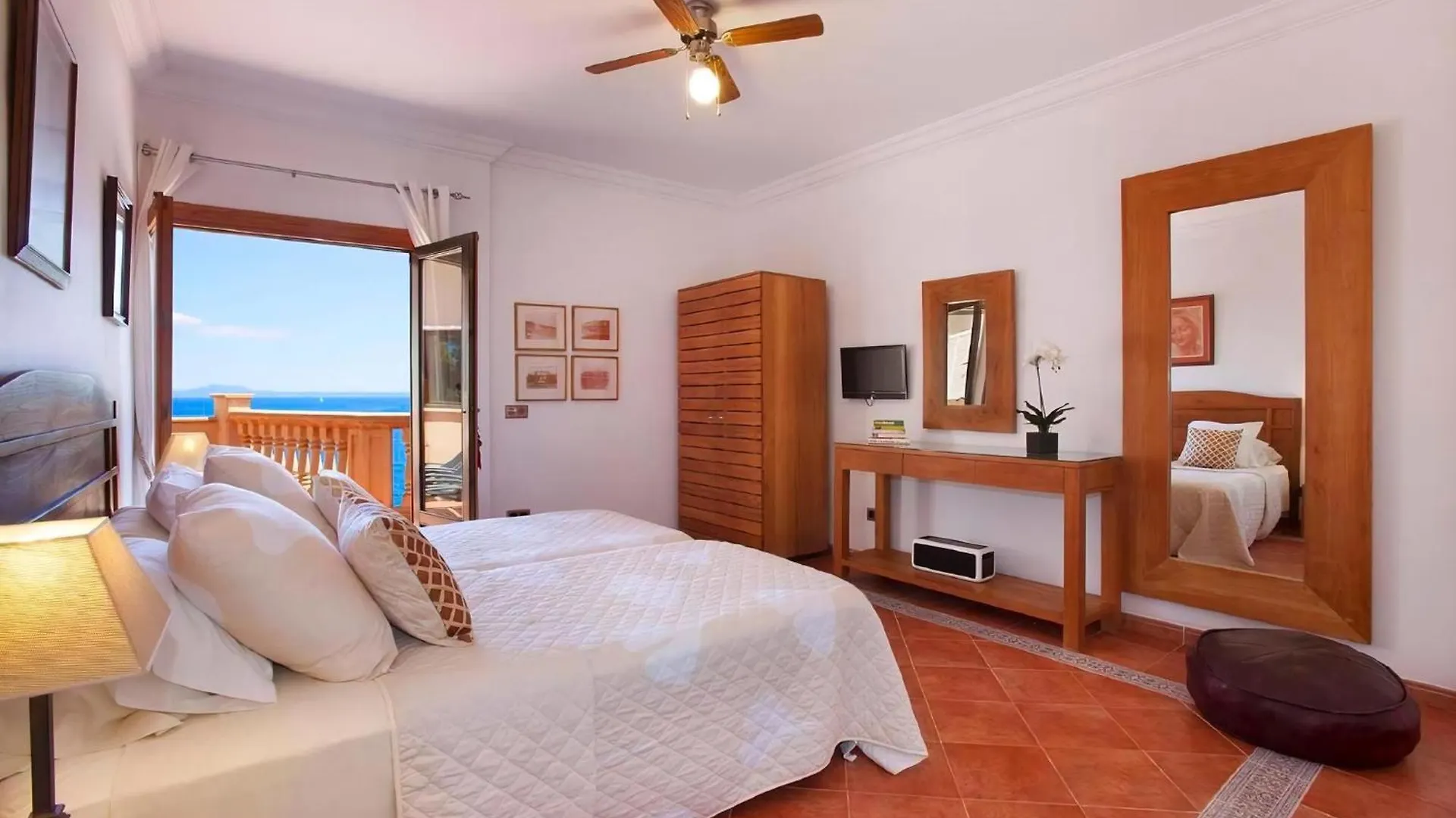 בית נופש Cala Vinas  Spektakulaere Villa Am Meer ספרד